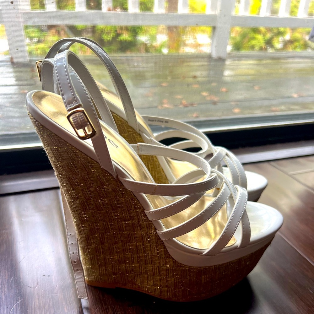 Bebe size 8 white & good wedges